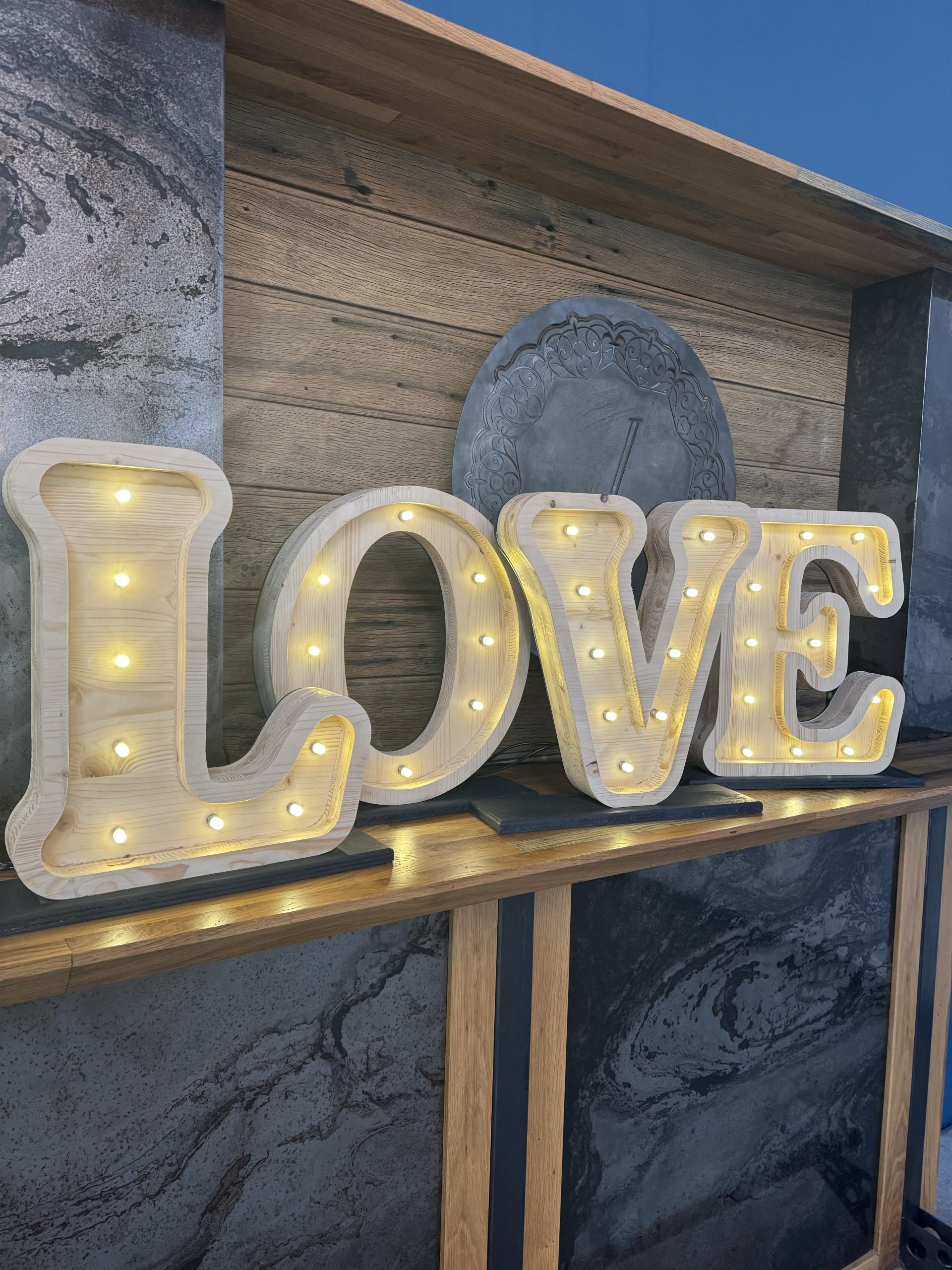 mot_love_en_bois